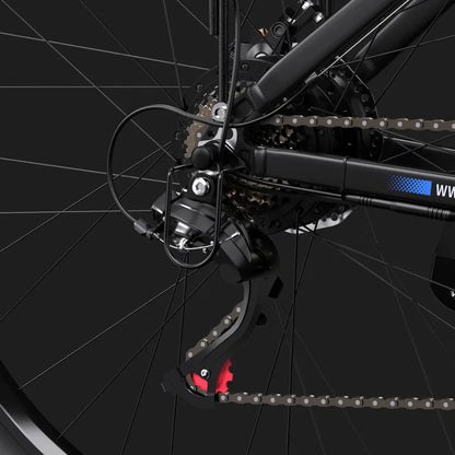 Izdelek je električno kolo, znamke Duotts, model C29. Na sliki je prikazan zadnji del kolesa, kjer so vidni menjalnik, veriga in zadnji zobnik. Detajli vključujejo tudi kablovje, ki je povezano z menjalnikom, kar kaže na mehanizem za prestavljanje. Kolo ima sodoben in športen videz, kar je značilno za električna kolesa.