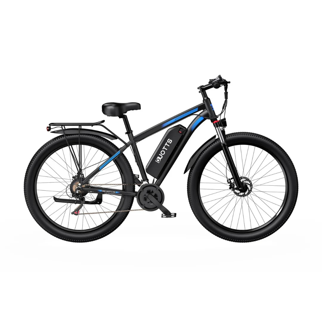 Izdelek je električno kolo znamke DUOTTS, model C29. Na sliki je vidno kolo s črnim okvirjem in modrimi detajli, opremljeno z debelimi pnevmatikami, kar je značilno za terenska kolesa. Kolo ima tudi nosilec za prtljago na zadnjem delu in električni motor, ki je vgrajen v okvir. Sedež je udoben, kar omogoča prijetno vožnjo.