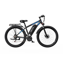 Izdelek je električno kolo znamke DUOTTS, model C29. Na sliki je vidno kolo s črnim okvirjem in modrimi detajli, opremljeno z debelimi pnevmatikami, kar je značilno za terenska kolesa. Kolo ima tudi nosilec za prtljago na zadnjem delu in električni motor, ki je vgrajen v okvir. Sedež je udoben, kar omogoča prijetno vožnjo.