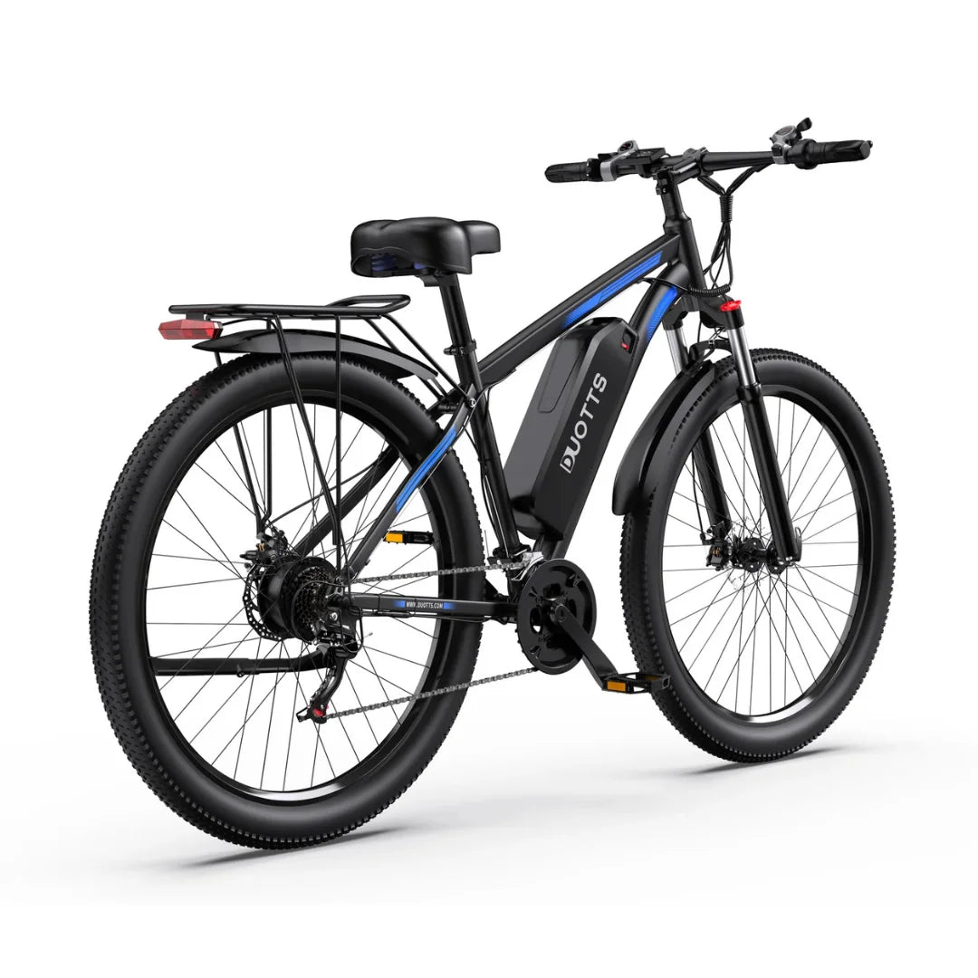 Izdelek na sliki je električno kolo znamke Duotts, model C29. Na sliki je vidna zadnja stran kolesa, ki ima široke gume, robustno zasnovo in električni motor, nameščen na okvirju. Kolo ima tudi nosilec za prtljago na zadnjem delu ter udobno sedežno blazino. Barvna kombinacija vključuje črno in modro, kar daje kolesu športen videz.