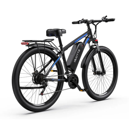 Izdelek na sliki je električno kolo znamke Duotts, model C29. Na sliki je vidna zadnja stran kolesa, ki ima široke gume, robustno zasnovo in električni motor, nameščen na okvirju. Kolo ima tudi nosilec za prtljago na zadnjem delu ter udobno sedežno blazino. Barvna kombinacija vključuje črno in modro, kar daje kolesu športen videz.