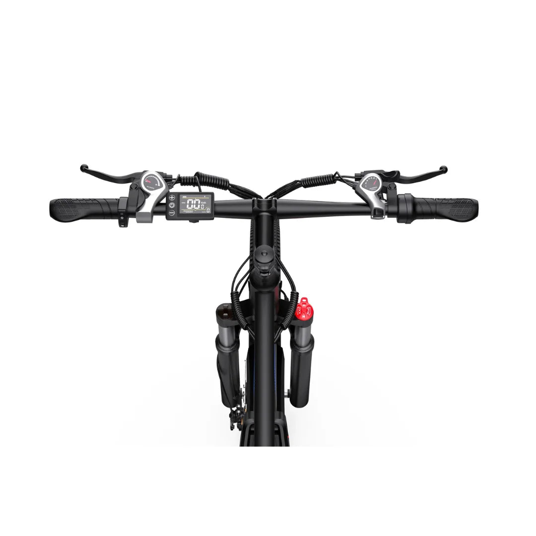 Izdelek je električno kolo, model Duotts C29. Na sliki so vidni krmili, ki vključujejo digitalni zaslon za prikaz hitrosti in stanja baterije, ter ročice za zavore. Kolo ima tudi gumirane ročaje za boljši oprijem in dodatne komponente, ki so značilne za električna kolesa. Celoten videz je minimalističen in sodoben.