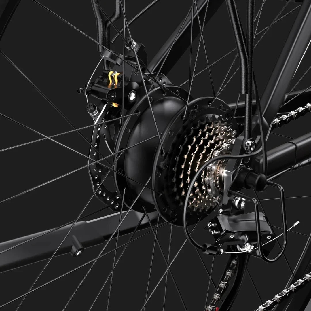 Izdelek je električno kolo, model Duotts C29. Na sliki je prikazan zadnji del kolesa, kjer so vidni motor, prestavna kaseta in zavorni sistem. Kolo ima sodoben dizajn, s poudarkom na funkcionalnosti in zmogljivosti. Črno ozadje dodatno izpostavlja detajle mehanizma.