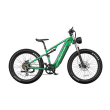 Izdelek na sliki je električno kolo znamke Duotts, model E26. Kolo ima robustno konstrukcijo z debelimi gumami, kar omogoča dobro oprijemljivost na različnih terenih. Vidna sta električni motor na sprednjem delu in vzmetenje, kar prispeva k udobni vožnji. Barvna kombinacija je svetlo zelena s kontrastnimi detajli.