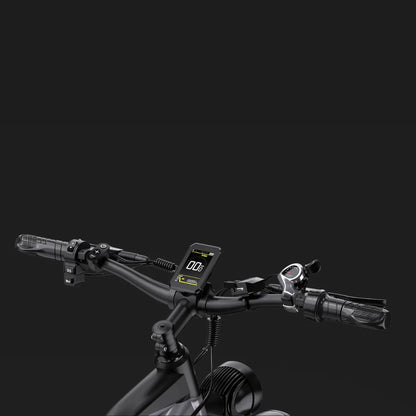 Na sliki je električno kolo, model Duotts F26. Vidni so krmili s prikazovalnikom, ki prikazuje hitrost in druge podatke o vožnji. Na krmilu so tudi ročice za zaviranje in gumbi za upravljanje. Celotna zasnova je moderna in funkcionalna, kar poudarja črno barvno shemo.