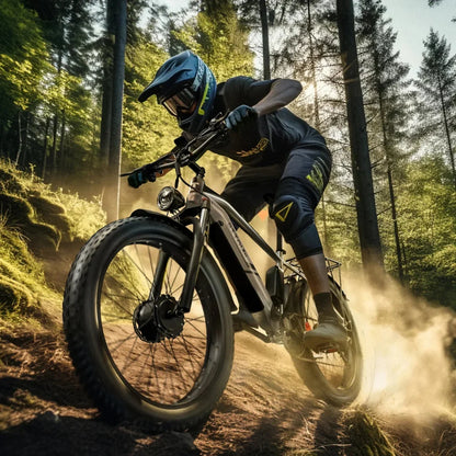 Izdelek na sliki je električno kolo, model Duotts F26. Na sliki je kolesar, oblečen v zaščitno opremo, ki vozi po gozdni poti, obdan z naravo. Kolo ima široke pnevmatike, kar nakazuje na njegovo zmogljivost na terenu, in je opremljeno z lučjo spredaj. Kolesar se zdi osredotočen in uživa v vožnji po prašni poti.