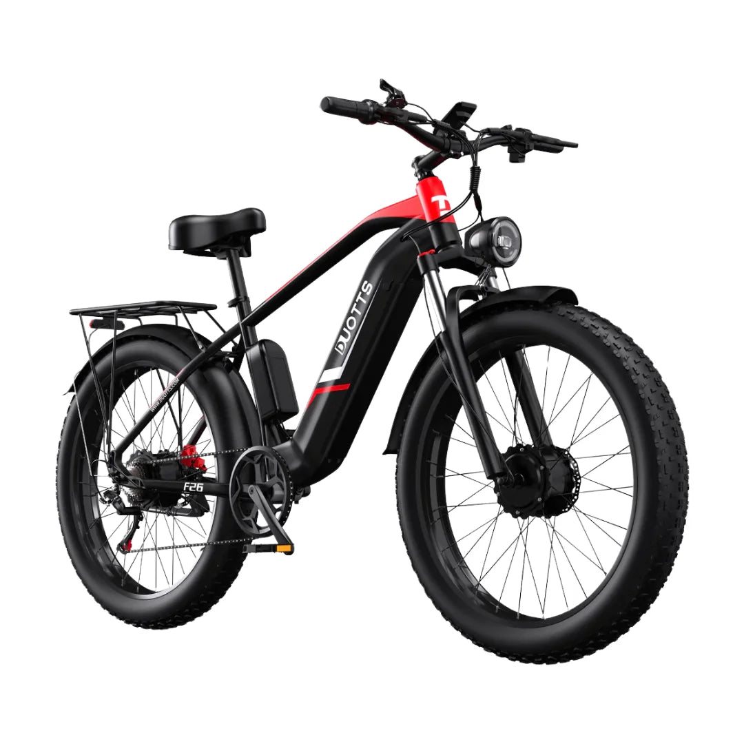 Na sliki je električno kolo znamke Duotts, model F26. Kolo ima robustno zasnovo z debelimi pnevmatikami, kar omogoča vožnjo po različnih terenih. Vidna je tudi baterija, nameščena na okvirju, ter sprednja luč za boljšo vidljivost. Sedež je udoben, kar pripomore k prijetni vožnji. Kolo ima tudi prtljažnik na zadnji strani, kar povečuje njegovo funkcionalnost.