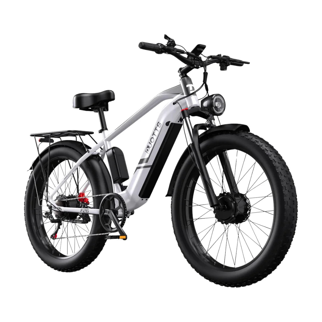 Izdelek na sliki je električno kolo, znamke DJOTTS, model F26. Na sliki je vidno kolo z debelimi pnevmatikami, kar omogoča boljšo stabilnost in oprijem na različnih terenih. Kolo ima tudi električni motor, baterijo, ter nosilec za prtljago na zadnjem delu. Oblika je moderna in športna, kar je značilno za električna kolesa.