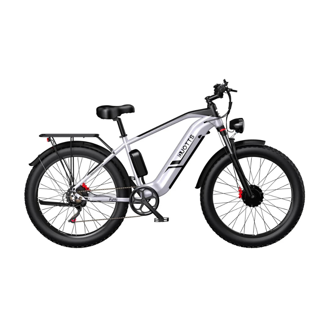 Izdelek na sliki je električno kolo znamke DUOTTS, model F26. Kolo ima robustno konstrukcijo s širokimi pnevmatikami, kar ga naredi primernega za različne terene. Vidna je tudi baterija, nameščena na okvirju, ter udobno sedežno mesto. Kolo je opremljeno s prednjim in zadnjim kolesom ter ima tudi nosilec za dodatno prtljago.