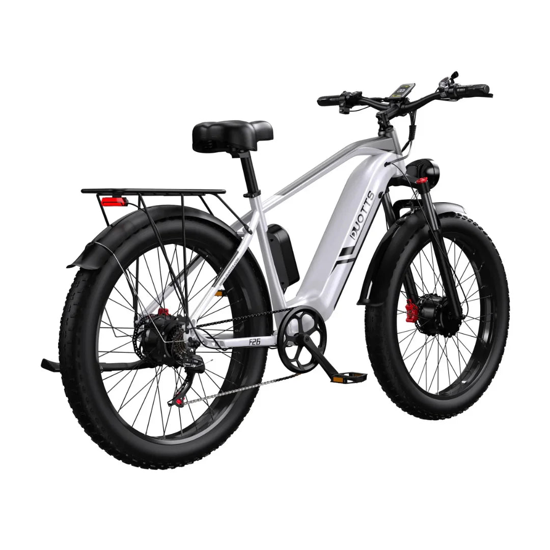 Izdelek na sliki je električno kolo znamke DUOTTS, model F26. Kolo ima robustno konstrukcijo, široke pnevmatike, kar omogoča dobro oprijemljivost na različnih terenih. Na sliki so vidni tudi zadnji nosilec za prtljago, udobno sedežno mesto in digitalni zaslon na krmilu, ki prikazuje informacije o vožnji.
