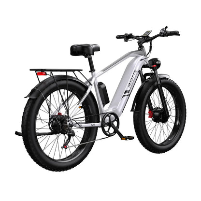 Izdelek na sliki je električno kolo znamke DUOTTS, model F26. Kolo ima robustno konstrukcijo, široke pnevmatike, kar omogoča dobro oprijemljivost na različnih terenih. Na sliki so vidni tudi zadnji nosilec za prtljago, udobno sedežno mesto in digitalni zaslon na krmilu, ki prikazuje informacije o vožnji.