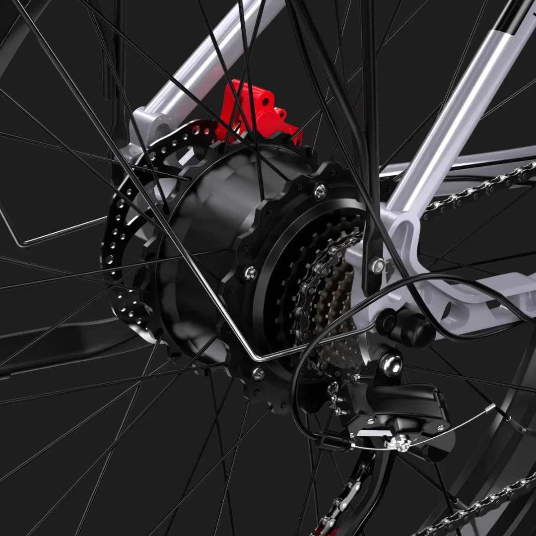 Izdelek je električno kolo, model Duotts F26. Na sliki je prikazan zadnji kolesni motor, ki je del električnega pogona, ter sistem za prestavljanje. Vidni so tudi elementi zavornega sistema in del okvirja kolesa, kar nakazuje na robustno zasnovo in tehnične specifikacije, primerne za vožnjo v različnih pogojih.