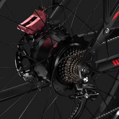 Izdelek na sliki je električno kolo, model Duotts S26. Na sliki je prikazana zadnja os, kjer so vidni motor, zobniki in zavora. Barvna kombinacija vključuje črno in rdečo, kar daje kolesu športen videz. Kolo je zasnovano za učinkovito vožnjo in natančno zaviranje.