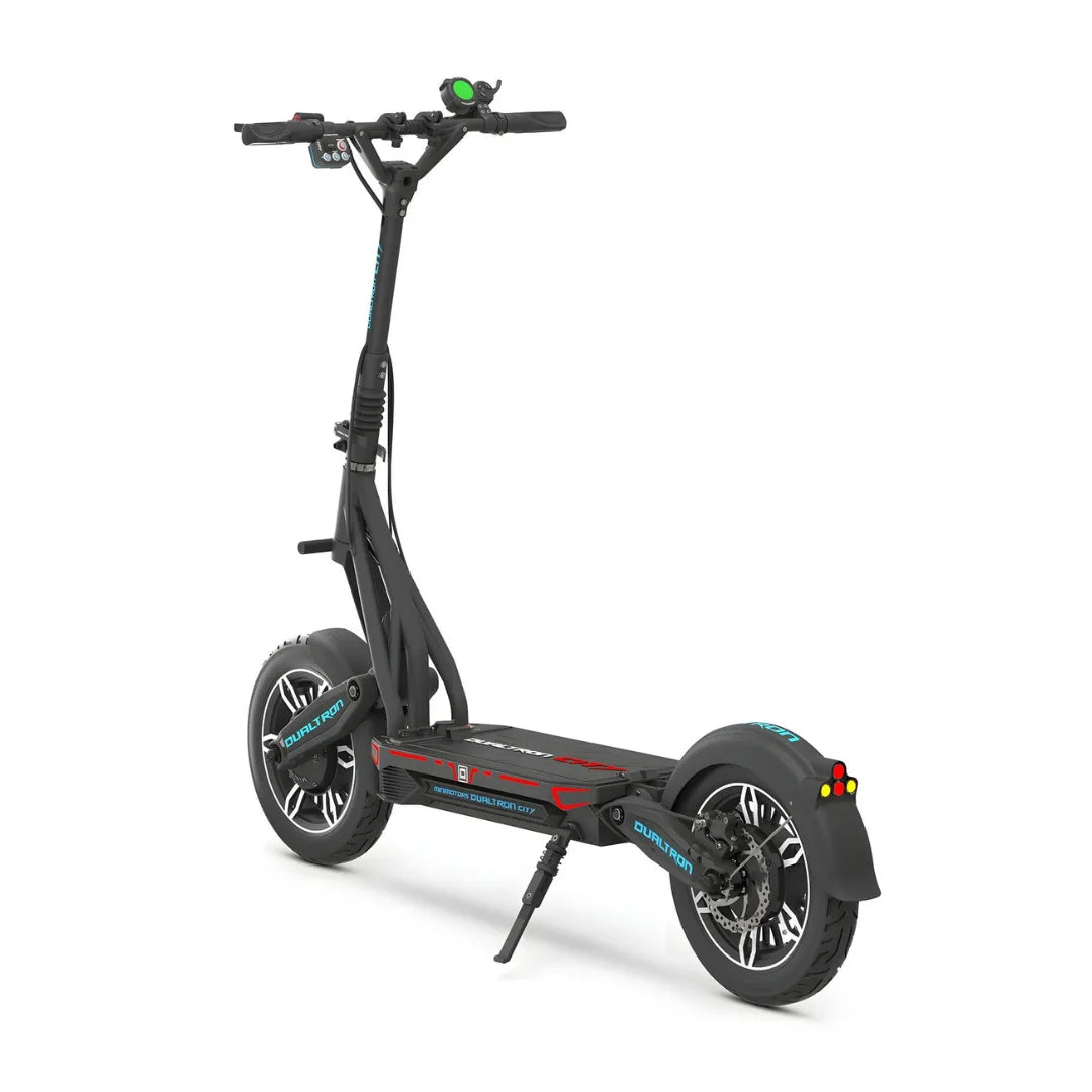 Izdelek je električni skiro znamke Dualtron, model City. Na sliki je prikazan skiro s sodobnim dizajnom, ki vključuje široka kolesa, robustno konstrukcijo ter ergonomičen krmilo. Opremljen je z LED lučmi na zadnjem delu in digitalnim zaslonom na krmilu, kar omogoča enostavno upravljanje in pregled nad podatki med vožnjo.