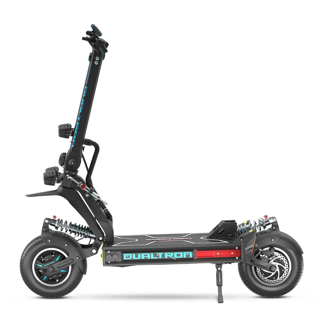 Izdelek na sliki je električni skiro, model Dualtron X Limited. Na sliki je prikazan skiro v profilnem pogledu, ki ima robustno konstrukcijo, široko platformo za stojanje ter velike pnevmatike. Opremljen je z močnimi amortizerji in različnimi kontrolnimi gumbi na ročaju, kar nakazuje na visoko zmogljivost in udobje pri vožnji. Zasnova je moderna in športna, kar pritegne pozornost.