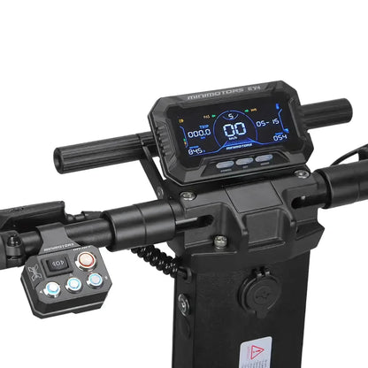 Izdelek na sliki je električni skiro, model Dualtron X Limited, proizvajalca Minimotors. Na sliki je prikazan nadzorni panel skiroja, ki vsebuje digitalni zaslon z informacijami o hitrosti, prevoženi razdalji in stanju baterije. Vidni so tudi ročaji in kontrolni gumbi za upravljanje skiroja.