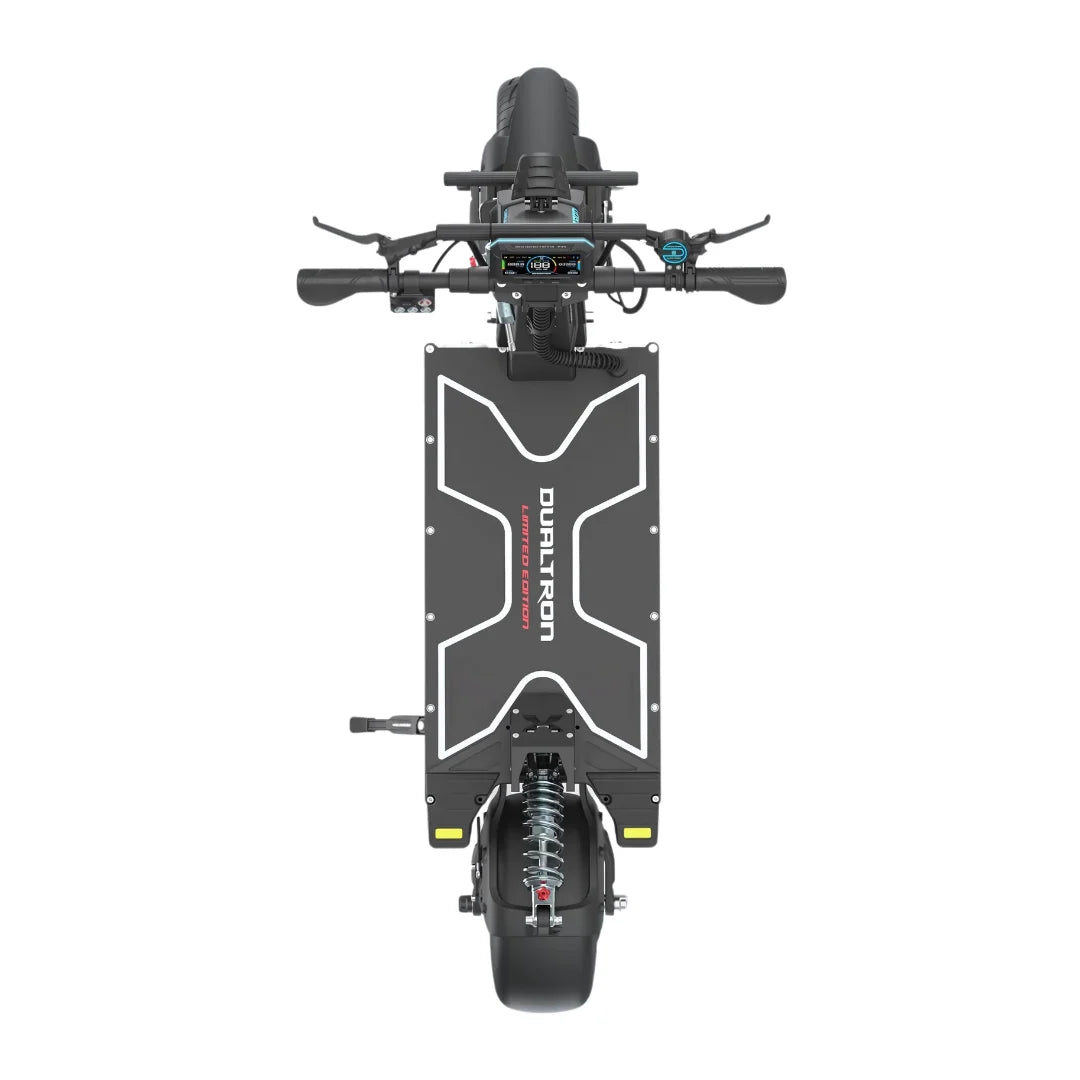 Na sliki je električni skiro, model Dualtron X Limited. Vidna je zgornja perspektiva skiroja, ki prikazuje široko platformo s prepoznavnim logotipom "DUALTRON" in oznako "Limited Edition". Na krmilu so nameščeni ročaji in zaslon, ki prikazuje hitrost, ter dodatni gumbi za upravljanje. Spodaj je vidna zadnja pnevmatika s sistemom vzmetenja, kar nakazuje na udobno vožnjo.