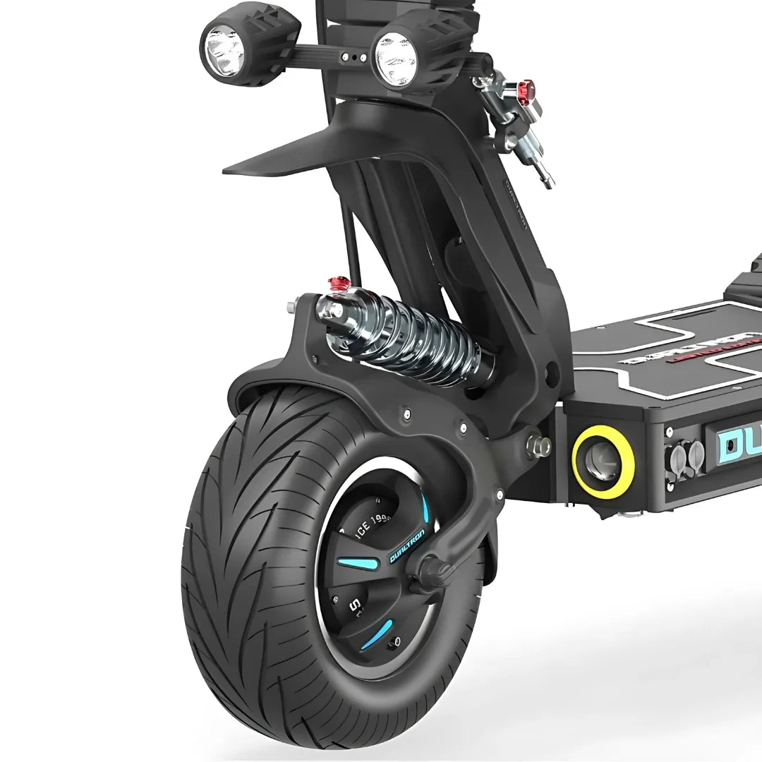 Izdelek na sliki je električni skiro, model Dualtron X Limited. Na sliki je vidna sprednja kolesna enota, ki vključuje široko pnevmatiko z izrazitim profilom, kar omogoča boljšo oprijemljivost. Prav tako so vidni amortizerji, ki zagotavljajo udobno vožnjo, ter sprednji luči za boljšo vidljivost. Na skiroju so tudi različni nadzorni elementi in detajli, ki poudarjajo njegovo zmogljivost in sodoben dizajn.