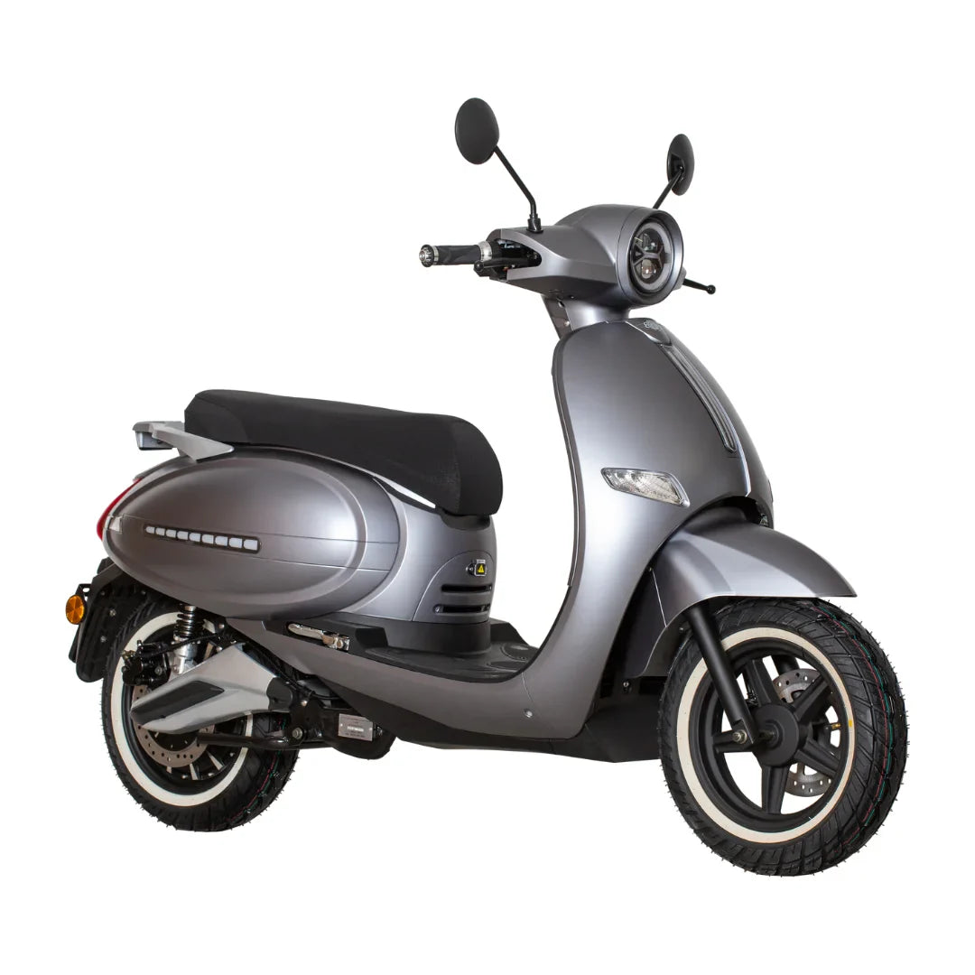 Električni skuter Efo Et3000 v elegantni srebrni izvedbi, s komfortnim sedežem in modernim stilom