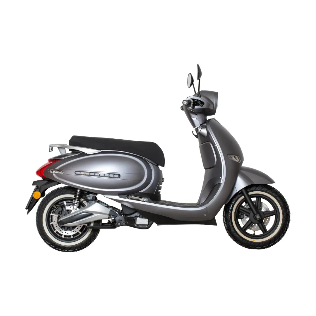 Stranski pogled električnega skuterja Efo Et3000 v elegantni srebrni obliki.