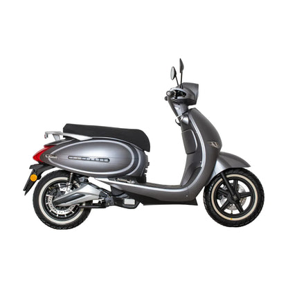 Stranski pogled električnega skuterja Efo Et3000 v elegantni srebrni obliki.