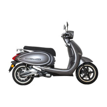 Izdelek na sliki je električni skuter, model EFO ET3000. Zasnova skuterja je moderna in elegantna, s srebrno barvo ter udobnim sedežem. Na sprednjem delu so vidni krmili in ogledala, zadnji del pa ima športno oblikovano luč. Skuter je primeren za mestno vožnjo in nudi praktičnost ter enostavno manevriranje.