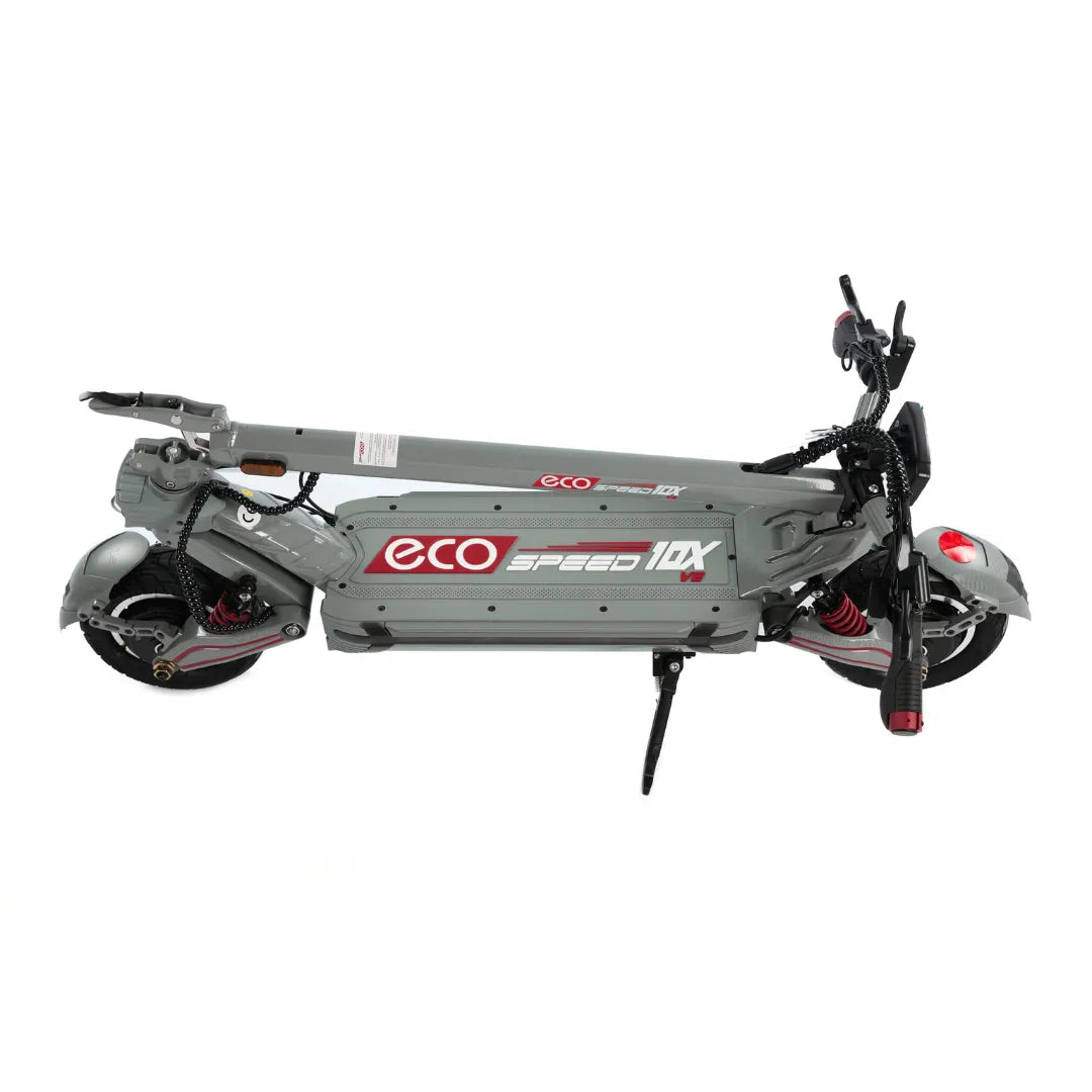 Izdelek na sliki je električni skiro, model Eco Speed 10X V2. Na sliki je skiro v zloženem stanju, kar omogoča enostavno prenašanje in shranjevanje. Vidni so tudi detajli, kot so kolesa, krmilo in okvir, ki je zasnovan za stabilnost in udobno vožnjo. Barva skiroja je siva, z rdečimi detajli, kar mu daje sodoben videz.