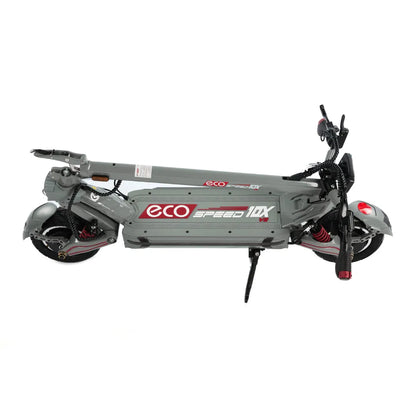 Izdelek na sliki je električni skiro, model Eco Speed 10X V2. Na sliki je skiro v zloženem stanju, kar omogoča enostavno prenašanje in shranjevanje. Vidni so tudi detajli, kot so kolesa, krmilo in okvir, ki je zasnovan za stabilnost in udobno vožnjo. Barva skiroja je siva, z rdečimi detajli, kar mu daje sodoben videz.