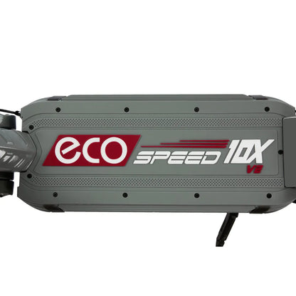 Izdelek na sliki je električni skiro, model "ECO SPEED 10X V2". Na sliki je vidna zgornja površina skiroja, ki ima značilno grafiko z imenom in modelom. Barva je siva, površina pa je oblikovana z različnimi teksturami za boljši oprijem. Na desni strani je vidna tudi ročica, ki je del krmiljenja skiroja.