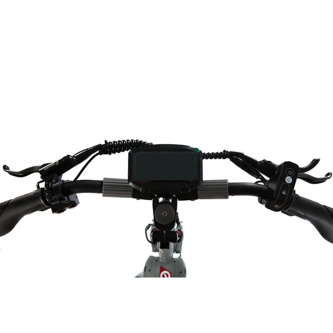 Izdelek na sliki je električni skiro, model Eco Speed 10X V2. Na sliki so vidni krmili s kontrolnimi gumbi, zaslon za prikaz informacij ter ročaji, ki omogočajo upravljanje skiroja. Zaslon je osrednji element, ki omogoča spremljanje hitrosti in drugih podatkov med vožnjo.