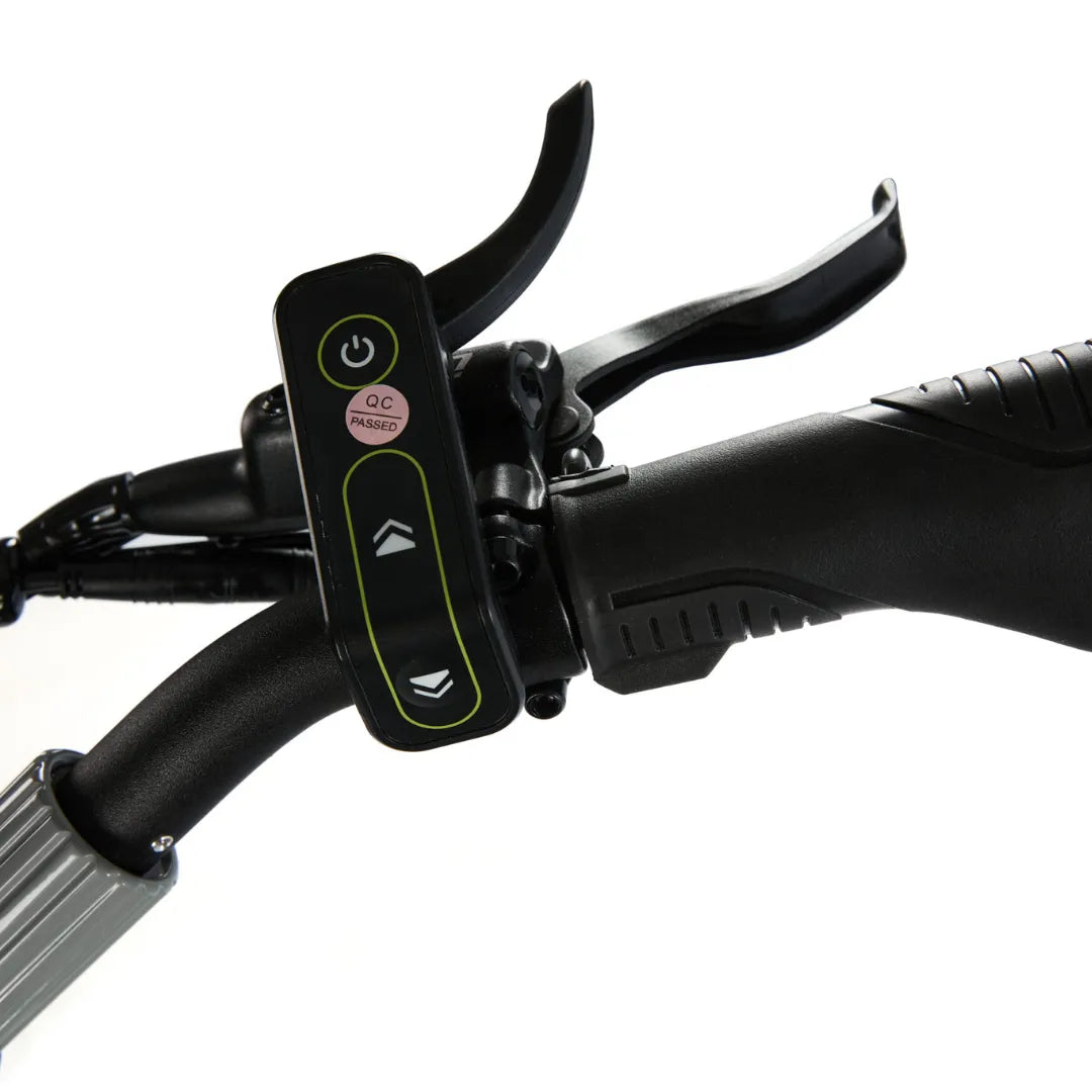 Na sliki je električni skiro, model Eco Speed 10X V2. Vidni so krmilo in del nadzorne plošče, ki vključuje gumb za vklop in smerne tipke. Krmilo je ergonomsko oblikovano, kar omogoča udobno vožnjo. Na sliki je tudi ročica za zaviranje.