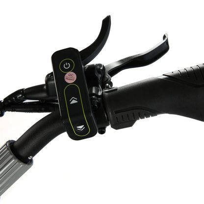 Na sliki je električni skiro, model Eco Speed 10X V2. Vidni so krmilo in del nadzorne plošče, ki vključuje gumb za vklop in smerne tipke. Krmilo je ergonomsko oblikovano, kar omogoča udobno vožnjo. Na sliki je tudi ročica za zaviranje.