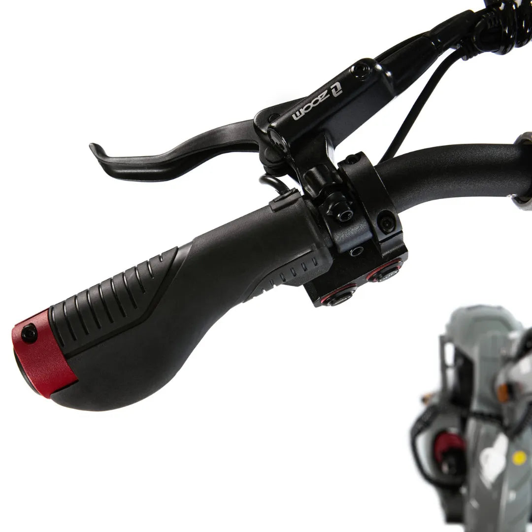 Izdelek je električni skiro, model Eco Speed 10X V2. Na sliki je prikazan del krmila, ki vključuje ročico za zaviranje in gumbe za nadzor. Ročaj je ergonomsko oblikovan in ima gumirane površine za boljši oprijem, medtem ko je vidna tudi mehanika, ki omogoča upravljanje skiroja.