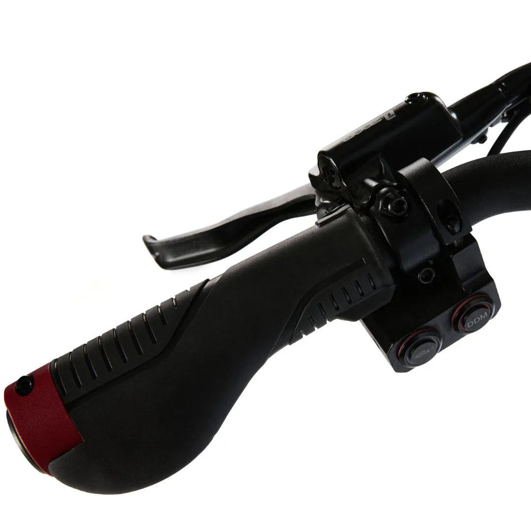 Izdelek je električni skiro, model Eco Speed 10X V2. Na sliki je prikazan del krmila, ki vključuje ročico za plin, zavoro ter gumbe za upravljanje. Ročaj je oblikovan za udobno držanje, s teksturo za boljši oprijem. Dodatno so vidni tudi gumbi, ki omogočajo nastavitev različnih funkcij skiroja.