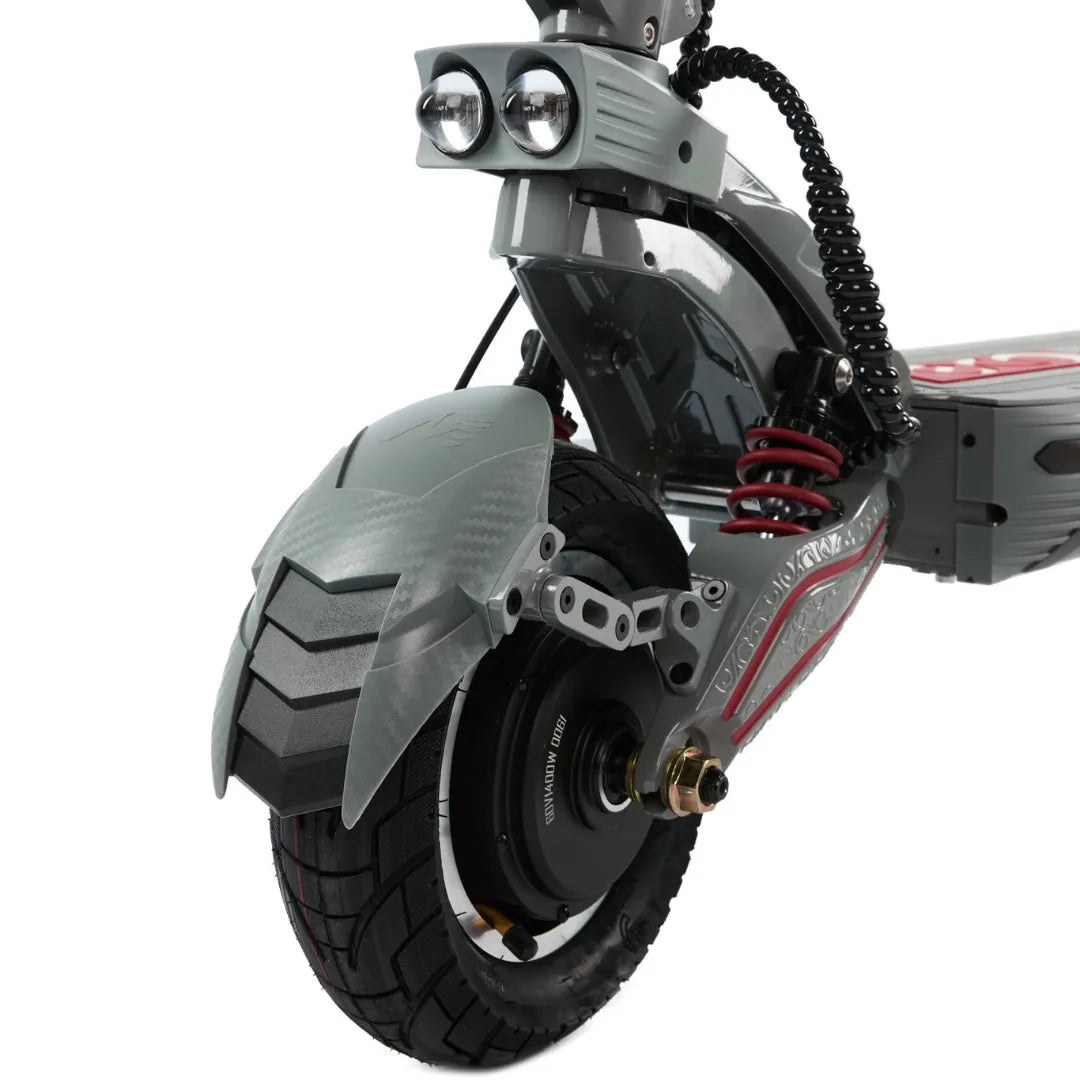 Izdelek na sliki je električni skiro, model Eco Speed 10X V2. Na sliki so vidni sprednji del skiroja s svetlobnimi elementi, robustno kolo z gumijastim profilom ter vzmetenje, kar nakazuje na dobro zmogljivost in udobje pri vožnji. Zasnova je moderna in športna, kar privlači uporabnike, ki iščejo hitro in učinkovito prevozno sredstvo.