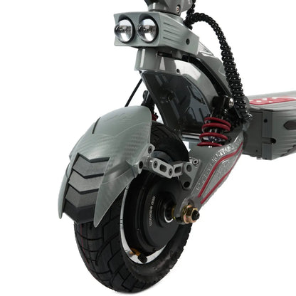 Izdelek na sliki je električni skiro, model Eco Speed 10X V2. Na sliki so vidni sprednji del skiroja s svetlobnimi elementi, robustno kolo z gumijastim profilom ter vzmetenje, kar nakazuje na dobro zmogljivost in udobje pri vožnji. Zasnova je moderna in športna, kar privlači uporabnike, ki iščejo hitro in učinkovito prevozno sredstvo.