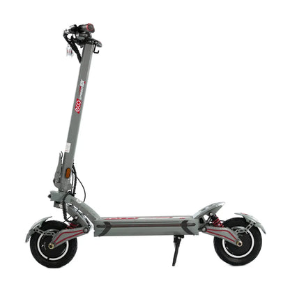 Izdelek na sliki je električni skiro, model Eco Speed 10X V2. Na sliki je prikazan skiro v sivi barvi s širokim stopalom in robustnimi kolesi. Vidni so tudi vzmetni sistemi na zadnjem kolesu, kar nakazuje na boljšo udobnost vožnje. Na vrhu krmila je nameščen nadzorni sistem s prikazovalnikom.