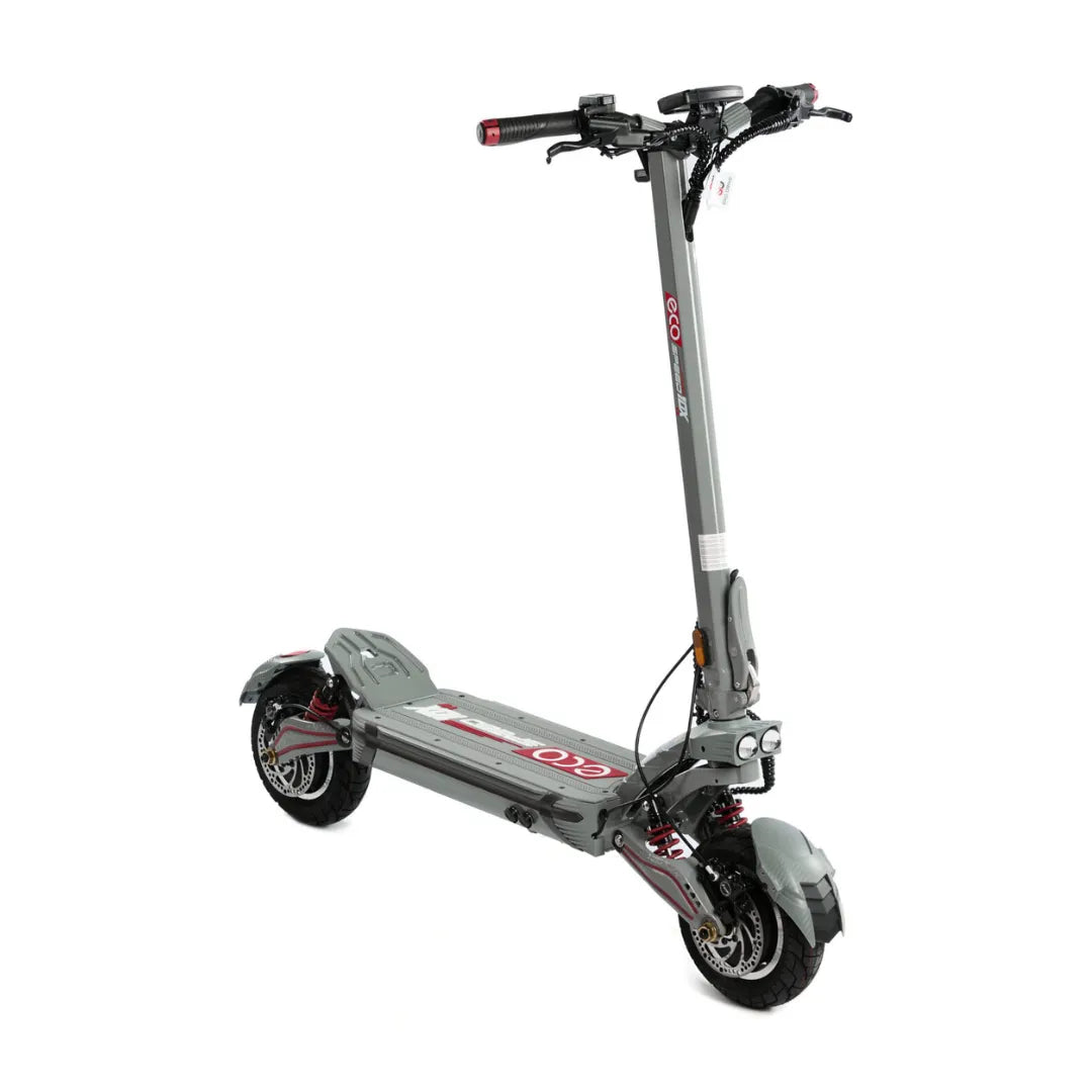 Izdelek na sliki je električni skiro, model Eco Speed 10X V2. Vidimo moderno zasnovo skiroja v sivi barvi, opremljenega z širokimi pnevmatikami, kar omogoča boljšo stabilnost in udobje pri vožnji. Na krmilu so ročaji za upravljanje ter prikazovalnik, ki kaže informacije o stanju skiroja. Celotna konstrukcija je robustna, kar nakazuje na primernost za različne terene.