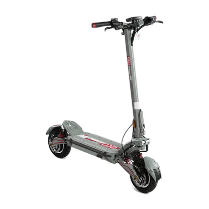 Izdelek na sliki je električni skiro, model Eco Speed 10X V2. Vidimo moderno zasnovo skiroja v sivi barvi, opremljenega z širokimi pnevmatikami, kar omogoča boljšo stabilnost in udobje pri vožnji. Na krmilu so ročaji za upravljanje ter prikazovalnik, ki kaže informacije o stanju skiroja. Celotna konstrukcija je robustna, kar nakazuje na primernost za različne terene.