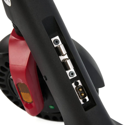 Izdelek je električni skiro, model Eco Speed Mini. Na sliki je prikazan del skiroja, kjer so vidne povezave za polnjenje in mehanizem za zlaganje. Ohišje je črne barve, z rdečim gumbom in odsevniki, kar nakazuje na funkcionalnost in varnost pri uporabi.
