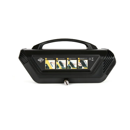 Izdelek je električni skiro, model Eco Speed Mini. Na sliki je prikazana baterija skiroja, ki je črne barve in ima ročaj za enostavno prenašanje. Na sprednji strani so prikazana navodila za uporabo, ki vključujejo korake za odpiranje pokrova, menjavo baterije in druge funkcije.