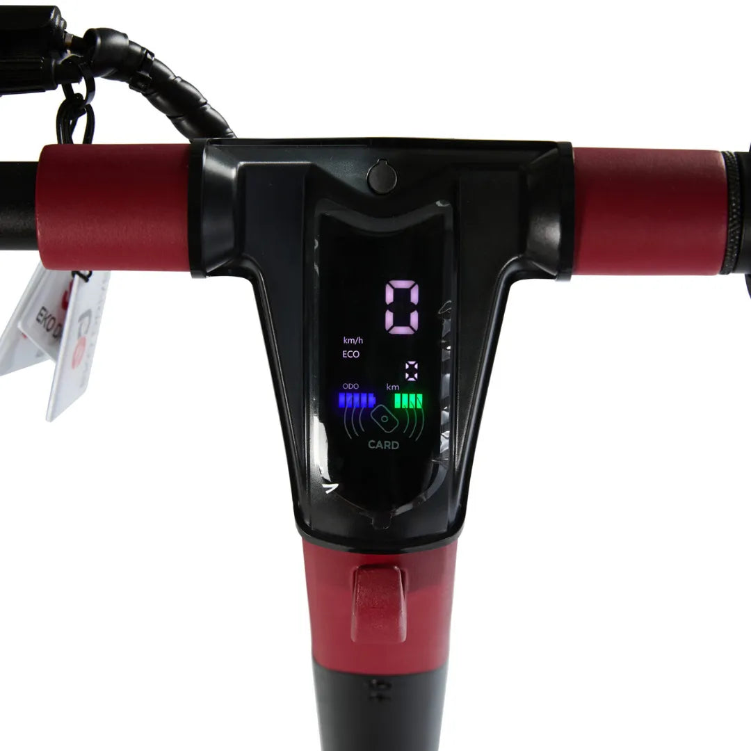 Izdelek je električni skiro, model Eco Speed Mini. Na sliki je prikazan nadzorni panel skiroja, ki vključuje digitalni zaslon s hitrostjo vožnje, indikatorjem načina vožnje (ECO) in števcem prevoženih kilometrov. Rdeče in črne barve ter ergonomski ročaji dopolnjujejo sodoben dizajn.