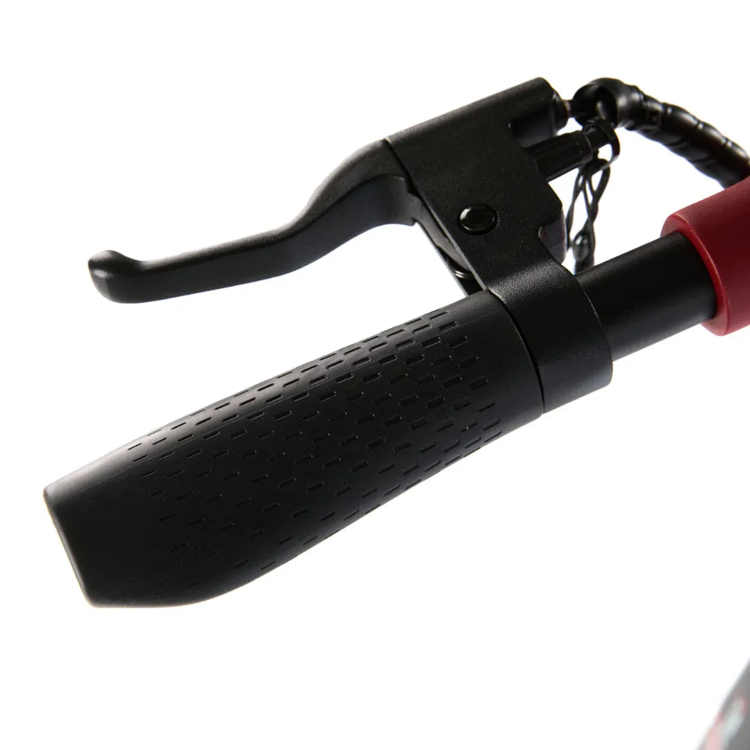 Izdelek je električni skiro, model Eco Speed Mini. Na sliki je prikazan del ročaja skiroja, ki vključuje gumirano površino za boljši oprijem ter zavorni mehanizem. Ročaj je črne barve in ima ergonomsko obliko, kar omogoča udobno vožnjo.