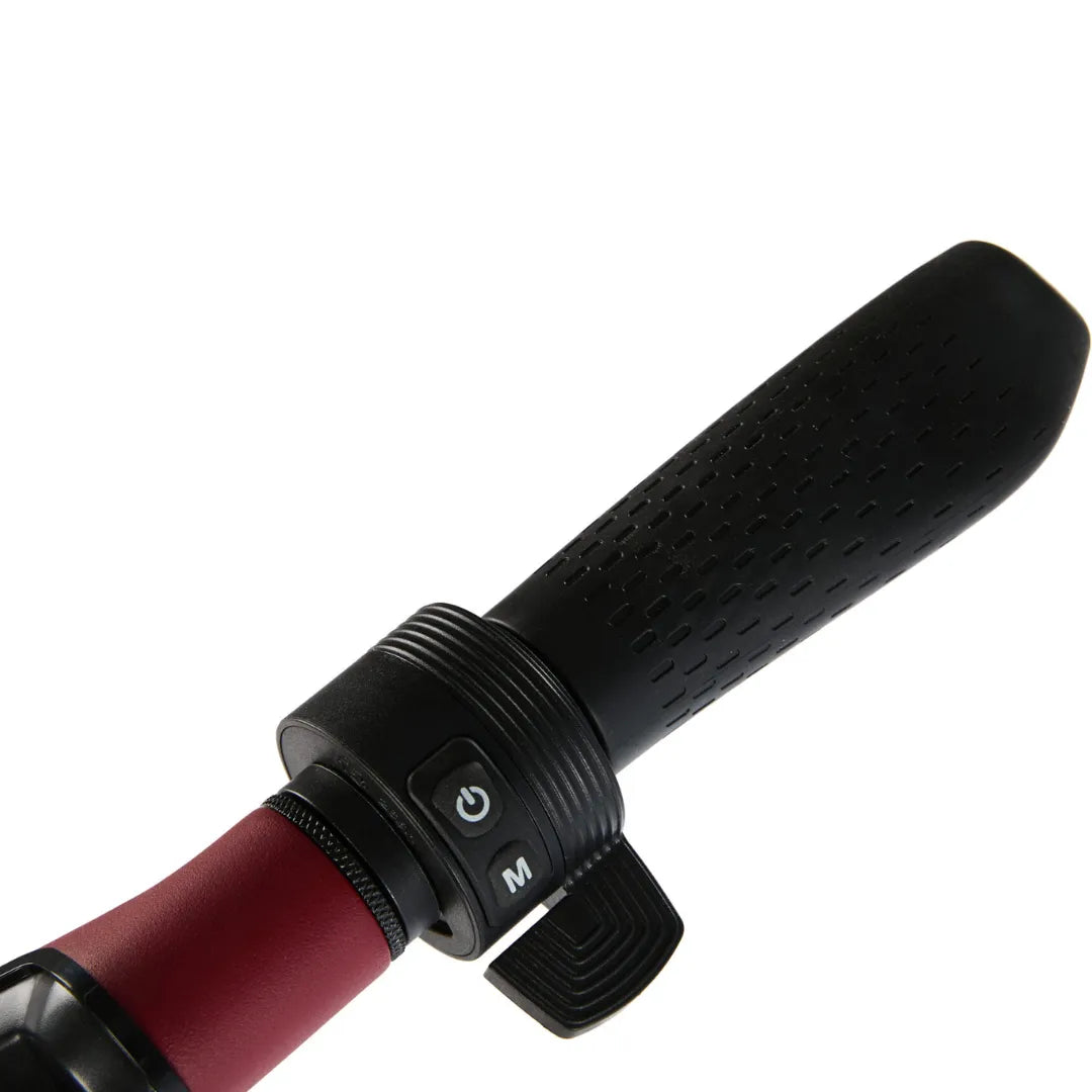 Izdelek je električni skiro, model Eco Speed Mini. Na sliki je prikazan del ročaja skiroja, ki vključuje gumbe za vklop in izbiro načina vožnje. Ročaj je oblikovan za udoben oprijem, kar omogoča enostavno upravljanje med vožnjo.