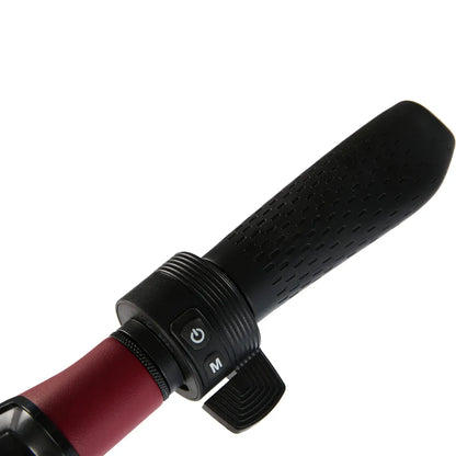 Izdelek je električni skiro, model Eco Speed Mini. Na sliki je prikazan del ročaja skiroja, ki vključuje gumbe za vklop in izbiro načina vožnje. Ročaj je oblikovan za udoben oprijem, kar omogoča enostavno upravljanje med vožnjo.