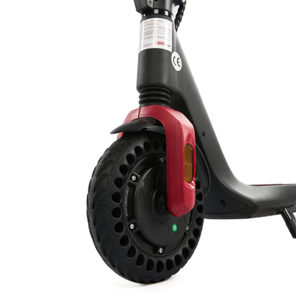 Izdelek na sliki je električni skiro, model Eco Speed Mini. Vidna je sprednja kolesa s širokim gumijastim profilom, ki omogoča boljšo stabilnost in oprijem. Kolesa so obkrožena s plastičnim zaščitnim delom v rdeči barvi, kar daje skiroju sodoben videz. Na steblu skiroja je tudi oznaka CE, kar nakazuje na skladnost z evropskimi standardi.