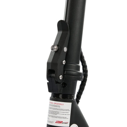 Izdelek je električni skiro, model Eco Speed Mini. Na sliki je prikazan del skiroja, ki vključuje zložljiv mehanizem in oznako z navodili za varnost. Vidna je tudi črna barva in robustna konstrukcija, kar nakazuje na trpežnost in enostavno prenašanje.