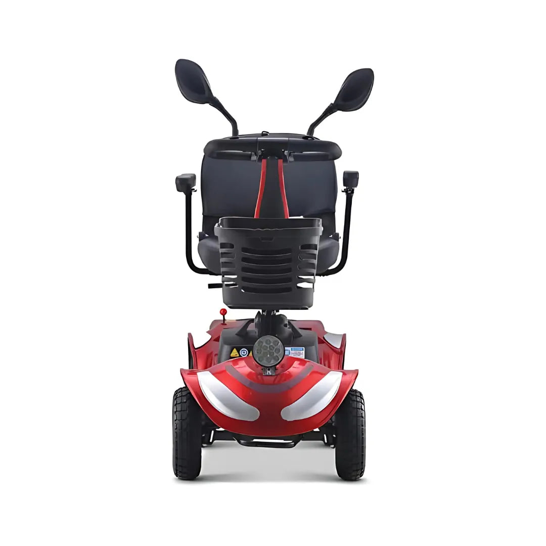 Izdelek je električni mobilni voziček, model Eco Speed Senior. Na sliki je prikazan sprednji del vozička, ki ima udoben sedež, krmilo in ogledala. Vozilo je opremljeno z LED lučmi in ima široke pnevmatike, kar omogoča stabilno vožnjo. Barva vozička je rdeča, kar mu daje privlačen videz.