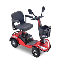 Izdelek je električni mobilni voziček, model Eco Speed Senior. Na sliki je vidna rdeča konstrukcija z udobnim sedežem in naslonjali za roke. Ima krmilo z ročaji, ki omogočajo enostavno upravljanje, ter košarico za shranjevanje. Kolesa so robustna, kar zagotavlja stabilnost in udobno vožnjo.