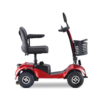 Izdelek je električni mobilni voziček, model Eco Speed Senior. Na sliki je prikazan voziček v rdeči barvi, ki ima udoben sedež s naslonjalom in krmilo. Na sprednjem delu je tudi košara za shranjevanje, kar omogoča enostavno prevažanje manjših predmetov. Kolesa so robustna, kar zagotavlja stabilnost med vožnjo.